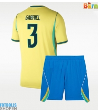 Billiga Brasilien Gabriel Magalhaes #3 Hemmatröja Barn VM 2026 Kortärmad (+ Korta byxor)